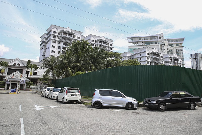 The project site is directly adjacent to Tiara Faber, with the green hoardings going up directly next to the condominium's fence and near Tiara Faber's guardhouse as seen here. 