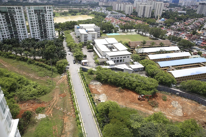 An aerial view of the project site can be seen at the bottom half of this picture. 1Desa is located at the foot of the hill in the top-left corner and schools can be seen at the top-right portion of this picture.