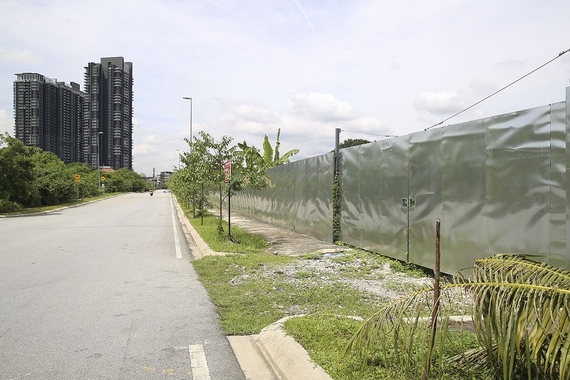 Another view of the hoarded up land, with The Reach condominium seen in the background. — Picture by Yusof Mat Isa