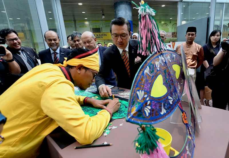 Transport Minister Datuk Seri Liow Tiong Lai at the wau demonstration after launching Anjung Malaysia at the Kuala Lumpur International Airport November 21, 2017. u00e2u20acu201d Bernama pic