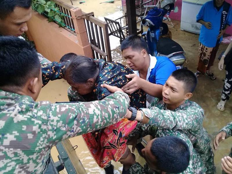 MAF personnel help to evacuate a flood victim in George Town November 5, 2017. u00e2u20acu201d Picture via Facebook.com/HishammuddinHussein