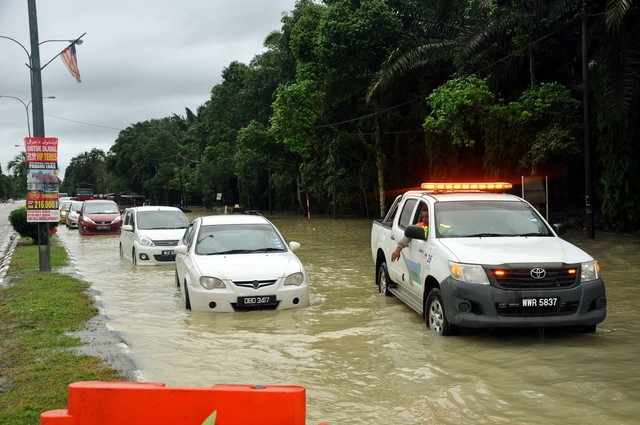 Petugas Roadcare mengawal kenderaan di kilometer 113 Jalan Kuala Terengganu ke Kota Bahru, sempadan Terengganu/Kelantan disini hari ini. u00e2u20acu201d Foto Bernamann