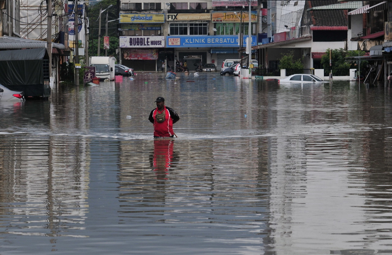 Penduduk setempat terpaksa mengharungi banjir berikutan hujan lebat sejak semalam di sekitar Bukit Mertajam, 5 November 2017. u00e2u20acu201d Foto Bernama