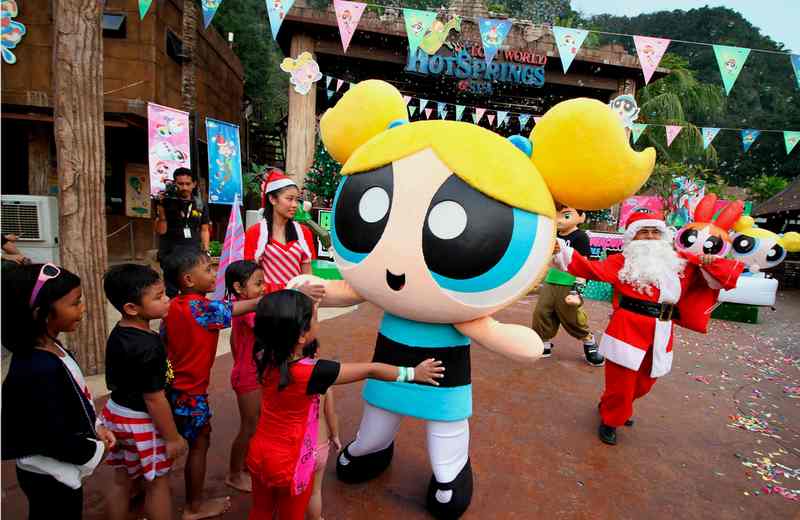 Kanak-kanak teruja melihat gelagat maskot 'Bubble' yang popular dalam kartun The Powerpuff Girls di Taman Tema Lost World of Tambun, Ipoh 16 November 2017. u00e2u20acu201d Foto Bernama