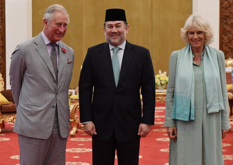 Yang di-Pertuan Agong, Sultan Muhammad V bersama pewaris takhta Britain, Putera Charles dan Duchess of Cornwall, Camilla Parker di Istana Negara hari ini. u00e2u20acu2022 Foto Bernama