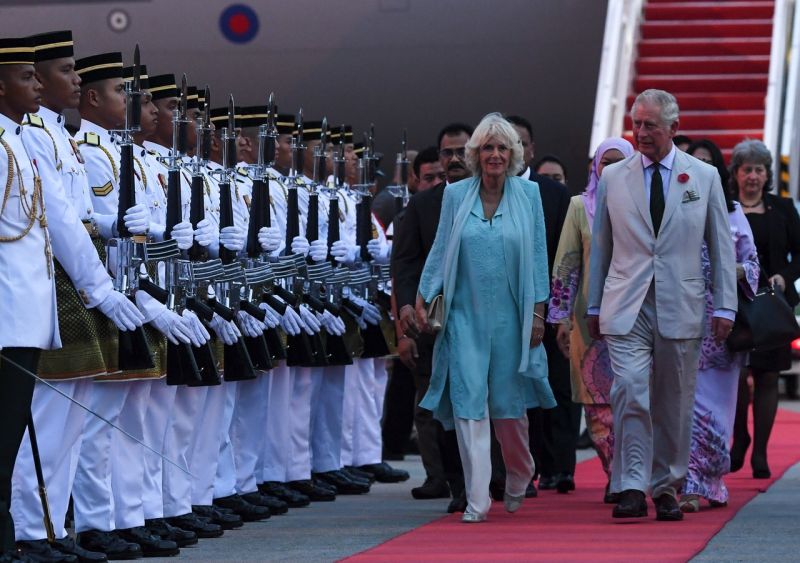 Putera Wales Putera Charles dan Duchess of Cornwall Camilla Parker Bowles tiba di Kompleks Bunga Raya KLIA malam ini.u00e2u20acu201d Foto Bernama
