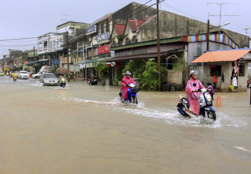 As at 1pm today, the number of evacuees reached 8,574, up from 6,961 at 8am, according to the u00e2u20acu02dcinfobanjiru00e2u20acu2122 application of the Social Welfare Department. u00e2u20acu2022 Bernama pic