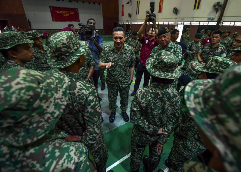 Defence Minister Datuk Seri Hishamuddin Hussein briefs armed forces personnel on flood relief duties in George Town, November 6, 2017. u00e2u20acu201d Bernama pic