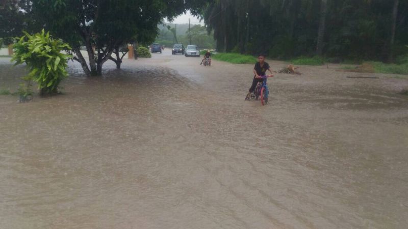 Flash floods hit several areas in Johor Baru, following an hour-long heavy downpour today. u00e2u20acu2022 Picture courtesy of the Johor Disaster Management Committee