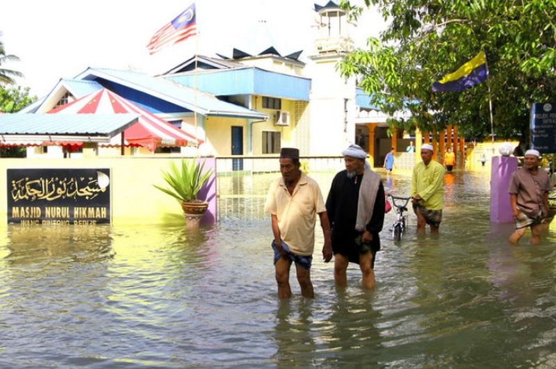 People were forced to run through the flood after performing their solat prayers at Nurul Hikmah Mosque Kampung Wang Bintong, Kangar, November 24, 2017. u00e2u20acu201d Bernama pic