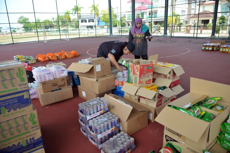 Kembara Kitchen also brings with it dry food items, beverages and other basic household items to hand out to flood victims.