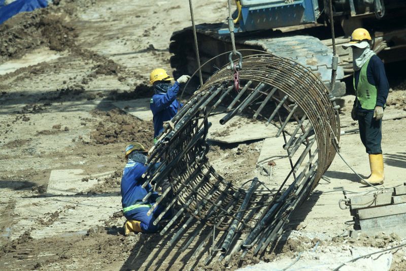 Workers are pictured at a construction site in Kuala Lumpur November 13, 2017. u00e2u20acu201d Picture by Miera Zulyana