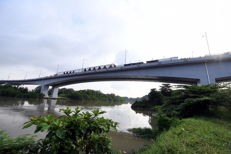 Sultan of Selangor Sultan Sharafuddin Idris Shah officially opened the Klang Third Bridge named as the Raja Muda Nala Bridge on November 19, 2017. u00e2u20acu201d Bernama pic