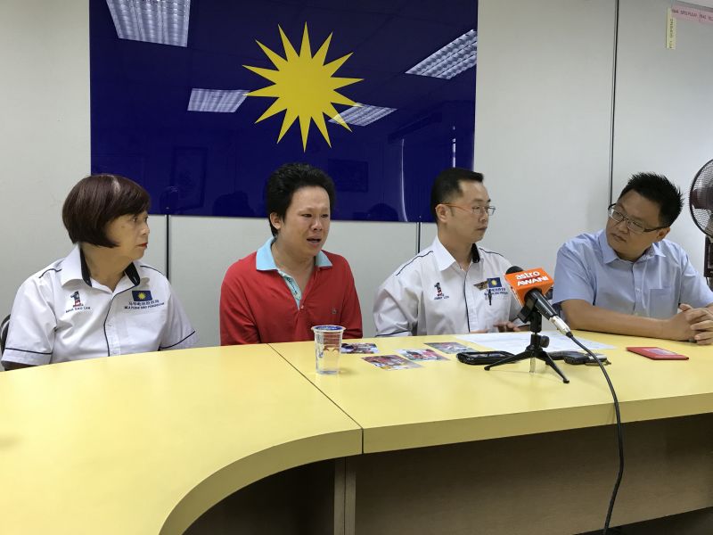 Loh Mun Kit (second left) is left in tears after his Vietnamese wife ran away with their three-year-old daughter. u00e2u20acu2022 Picture by John Bunyan