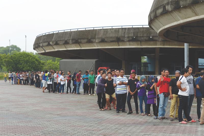 Fans queueing for the Malaysia Cup final tickets between JDT and Kedah. u00e2u20acu201d Malay Mail pic