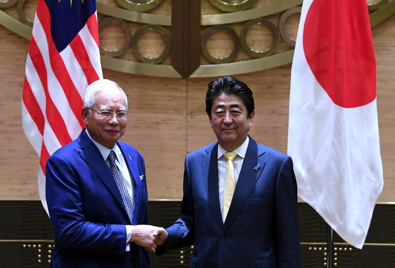 Prime Minister Datuk Seri Najib Razak shanking hands with Japanu00e2u20acu2122s Prime Minister Shinzo Abe (right) during a bilateral meeting of both countries in conjunction with the 31st Asean Summit, November 12, 2017 in Manila. u00e2u20acu201d Bernama pic