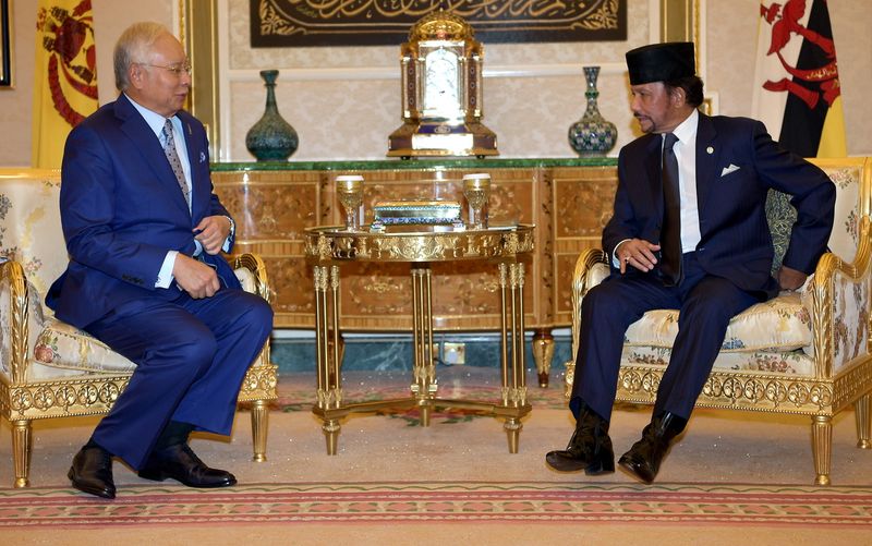 Prime Minister Datuk Seri Najib Razak (left) and Sultan of Brunei Darussalam, Sultan Hassanal Bolkiah at a meeting in conjunction with the Malaysia-Brunei Leadersu00e2u20acu2122 Annual Consultation in Bandar Seri Begawan, November 23, 2017. u00e2u20acu201d Bernama pic