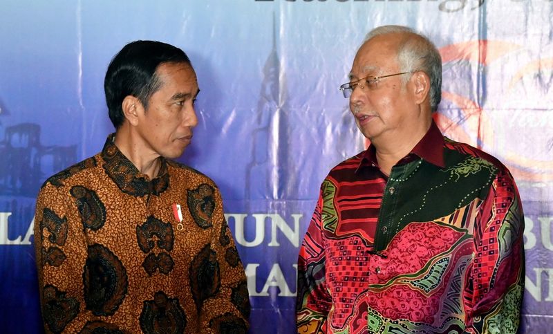 Prime Minister Datuk Seri Najib Razak (right) meeting Indonesian President Joko Widodo at the 12th Malaysia-Indonesia Annual Consultative Council, in Kuching, November 22, 2017. u00e2u20acu201d Bernama pic