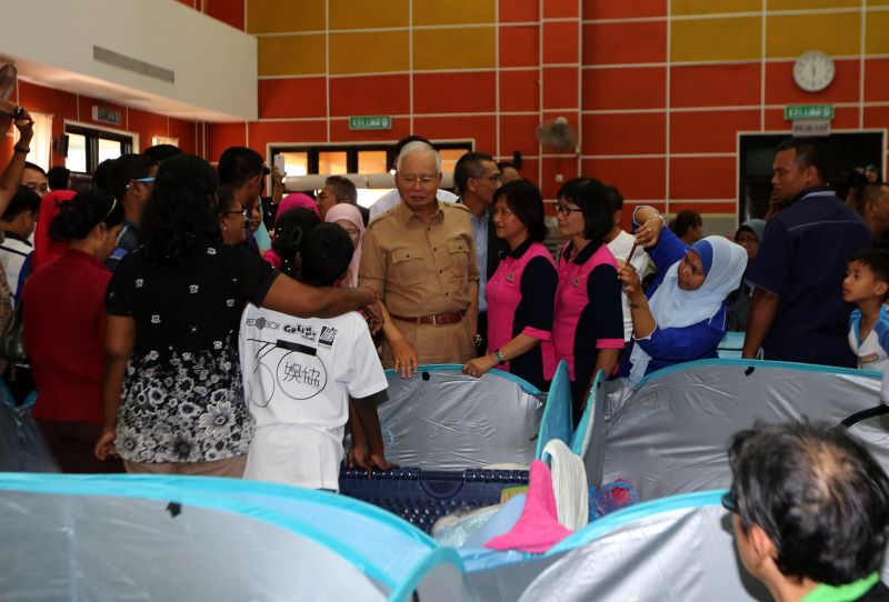 Datuk Seri Najib Razak visits a flood relief centre in Seberang Perai November 7, 2017. u00e2u20acu2022 Picture by Sayuti Zainudin