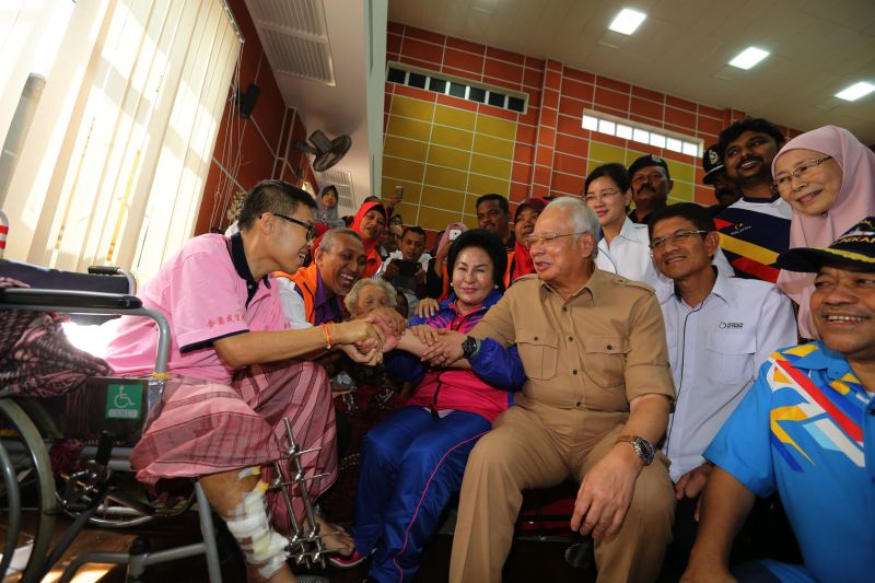 Datuk Seri Najib Razak speaks to a flood evacuee at a relief centre in Seberang Perai November 7, 2017. u00e2u20acu2022 Picture by Sayuti Zainudin