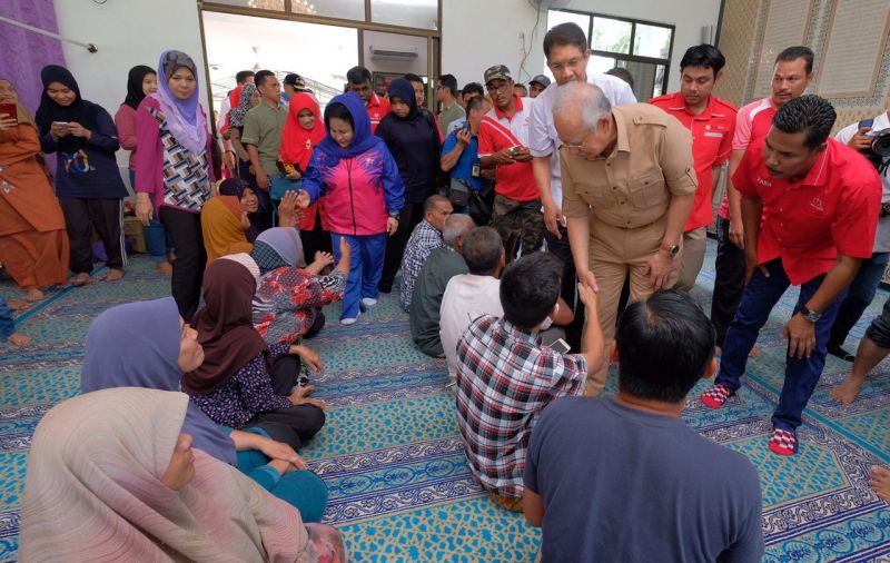 Datuk Seri Najib Razak shakes hands with a flood evacuee at a relief centre in Seberang Perai November 7, 2017. u00e2u20acu2022 Bernama pic