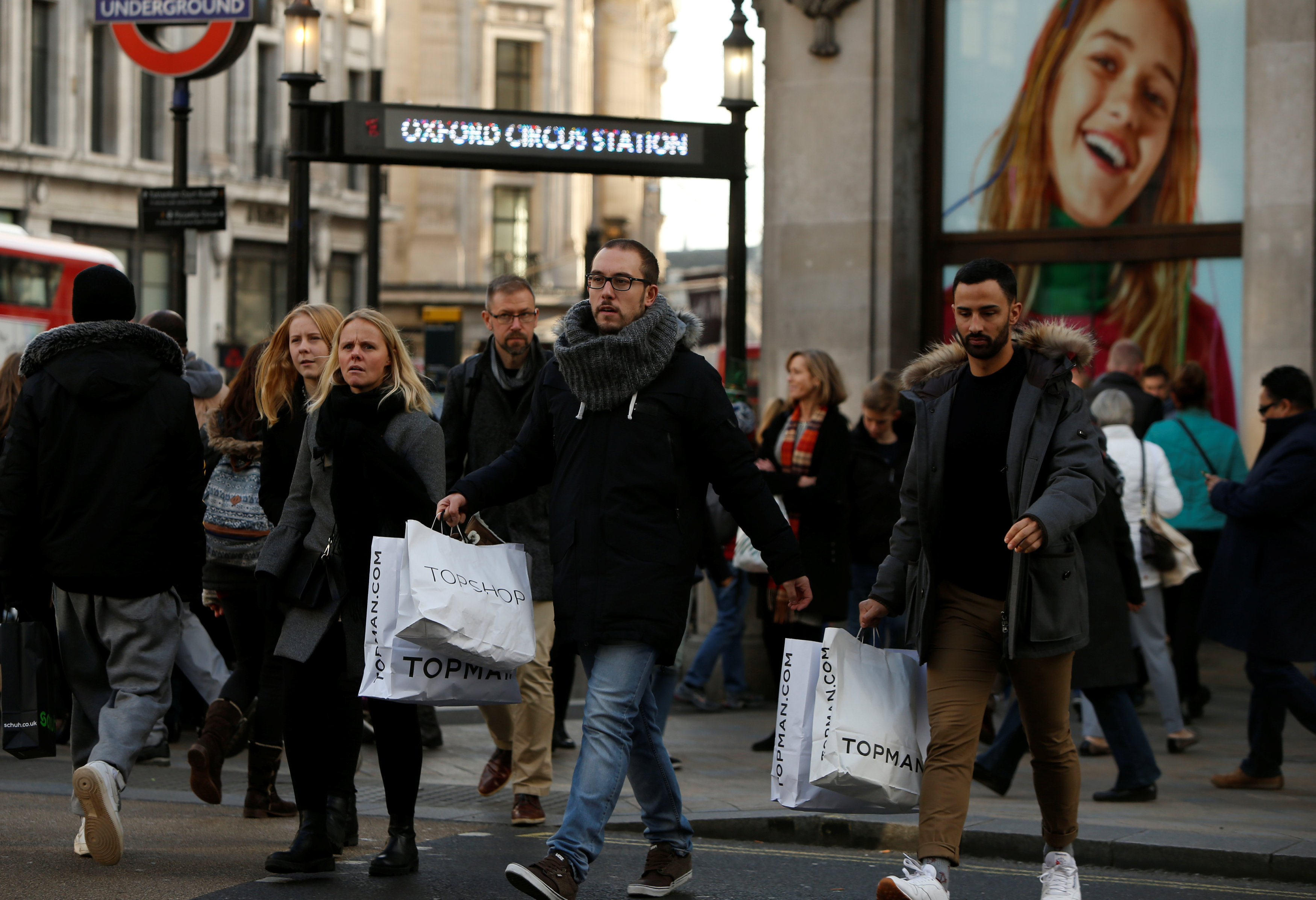 Shoppers cross the street at Oxford Circus in London, Britain, November 25, 2017. u00e2u20acu201d Reuters pic 