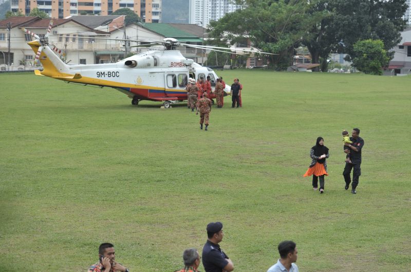 The Fire and Rescue Department helicopter bringing in people rescued from Penang Hill. u00e2u20acu2022 Pictures by KE Ooi
