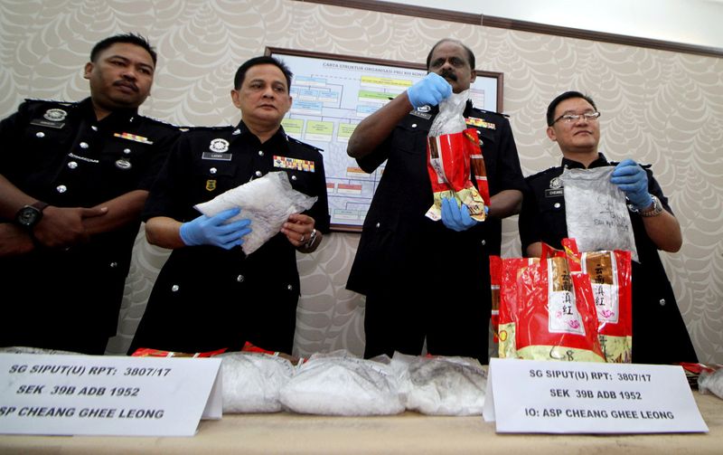 Perak Narcotics CID chief ACP VR Ravi Chandran (second right) showing 17.2 kilogram of methamphetamine worth RM1.2 million seized from a foreigner, during a press conference at the Perak Police Headquarters, Ipoh, November 30, 2017. u00e2u20acu201d Bernama pic