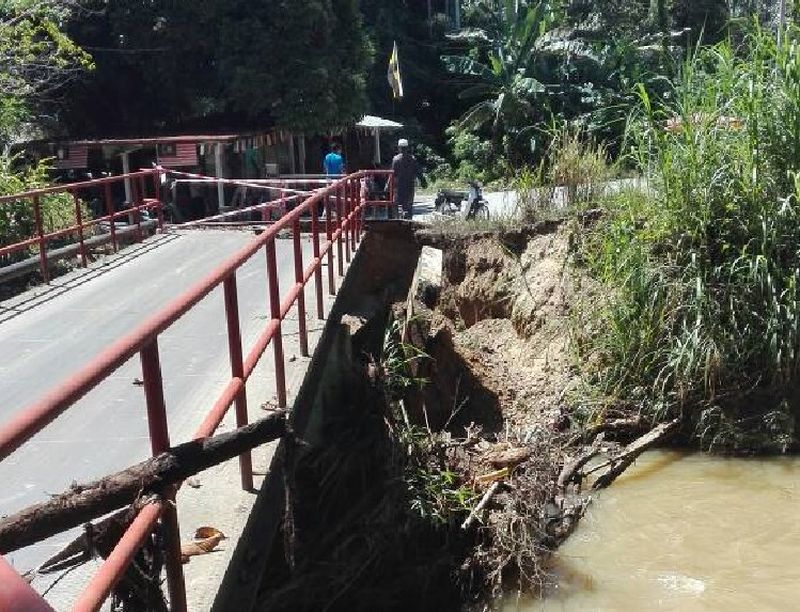 Soil erosion caused the collapse of the pillar supporting the bridge that connected  the villages of Kampung Ulu Kenderong and Kampung Bendang Kerajaan to the outside world. u00e2u20acu201d Picture by Pheong Kar Yu