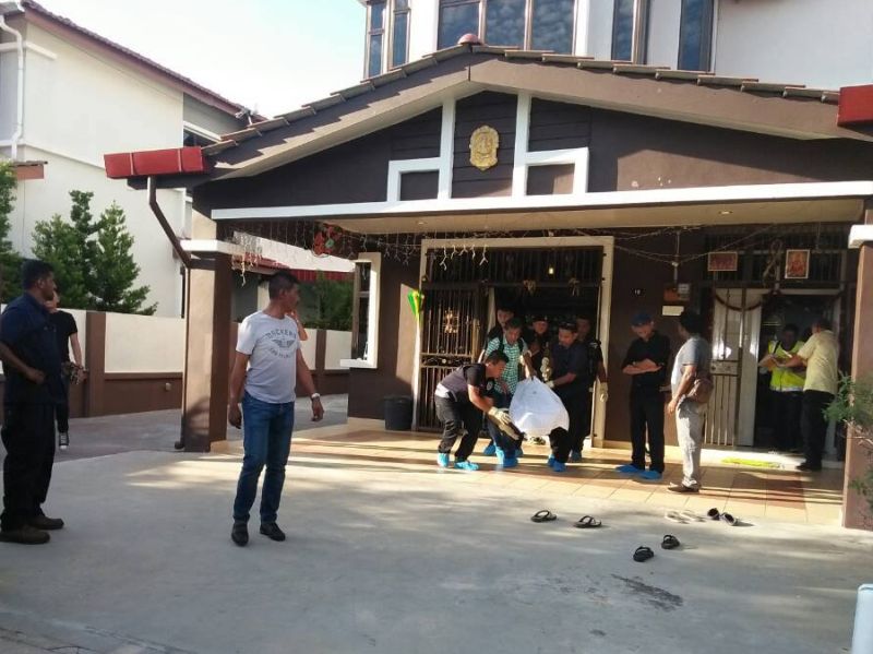 Polis mengusung satu daripada mayat empat beranak di sebuah rumah di Perdana Heights, Sungai Petani. u00e2u20acu201d Foto ihsan Facebook/Penang Online