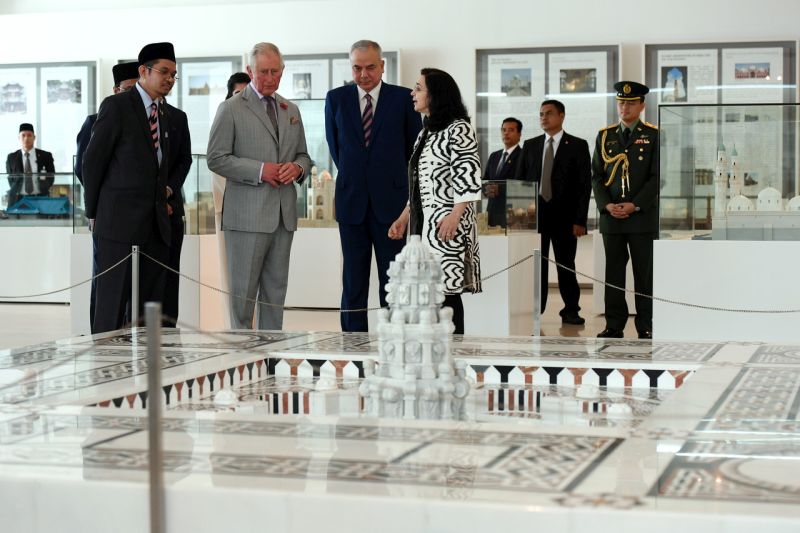 Sultan of Perak Sultan Nazrin Shah is pictured with Prince Charles during the latteru00e2u20acu2122s visit to the Islamic Arts Museum in Kuala Lumpur November 3, 2017. u00e2u20acu2022 Bernama pic