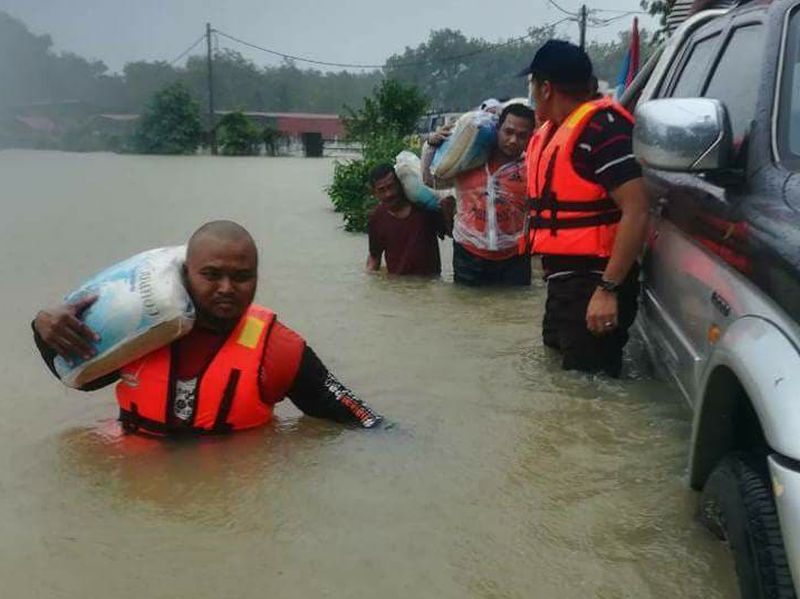 Bilangan mangsa banjir di Kelantan mencecah 3,033 orang pada 4 petang tadi berbanding 2,459 orang pada 1 tengah hari. u00e2u20acu2022 Foto ihsan Facebook/Info Banjir Kelantan