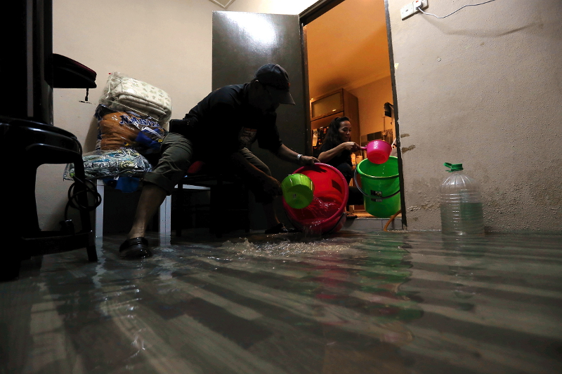 Clean-up operations were made easy with assistance from volunteers. u00e2u20acu201d Picture by Sayuti Zainuddin