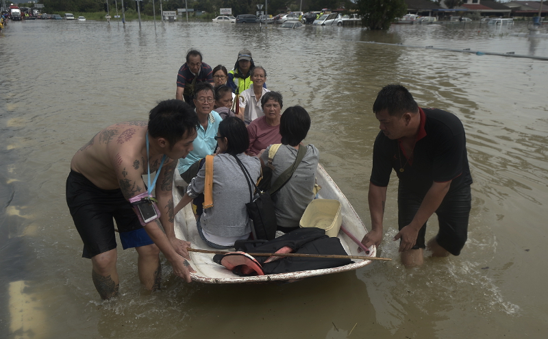 Volunteers brave flood waters to guide boats ferrying flood victims in Penang November 5, 2017. u00e2u20acu201d Picture by Sayuti Zainuddin