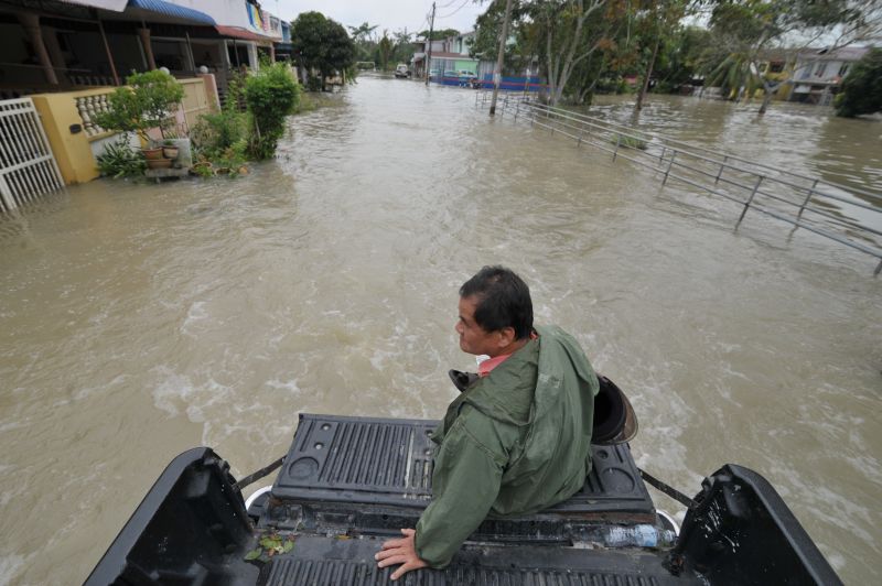 Residential areas near Sungai Dua, North Seberang Perai remain flooded, with waters reaching between one and three feet high as at 4pm on November 6, 2017. u00e2u20acu201d Picture by KE Ooi