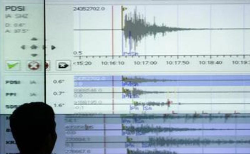 File picture shows a geologist looking at a screen that shows the seismograph reading of a powerful earthquake that rocked Sumatra island at the office of the meteorological agency in Jakarta September 30, 2009. u00e2u20acu201d Reuters pic