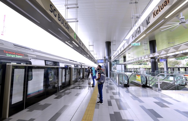 Passenger volume on the MRT SBK line averaged at just 140,000 daily, based on the reported ridership numbers over the past two years. — Pictures by Ham Abu Bakar