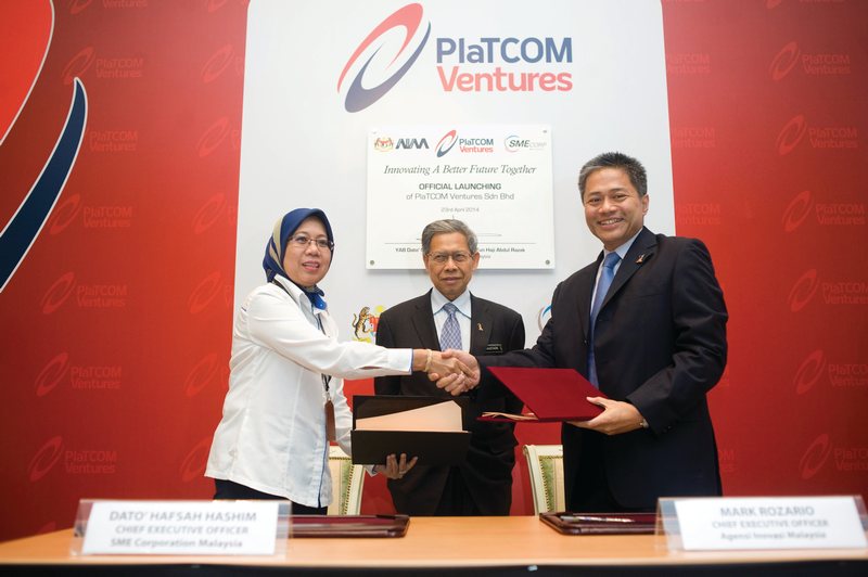 The agreement signing and exchange between SME Corp and Agensi Inovasi Malaysia (AIM) in April 2014 with (from left) Datuk Dr Hafsah Hashim (CEO, SME Corp), Datuk Sri Mustapa Mohamed (Minister of International Trade and Industry) and Datuk Mark Rozario (p