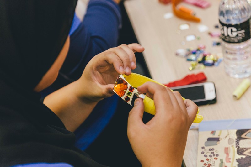 One of the guests at the event making a Sereni & Shentel headband.