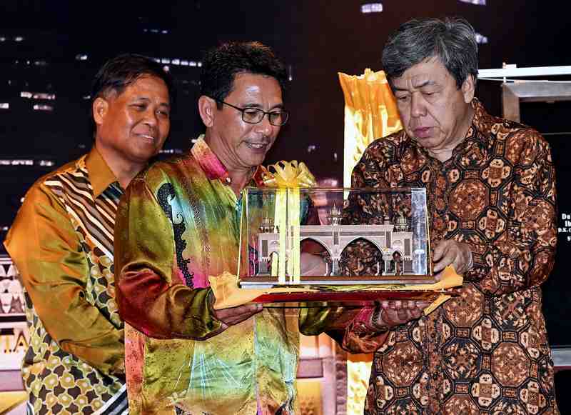 Sultan Sharafuddin Idris Shah (kanan) menerima replika KDE daripada Pengarah JKR Selangor Datuk Ir Ruslan Abd Aziz di sebuah hotel malam tadi. u00e2u20acu201d Foto Bernama