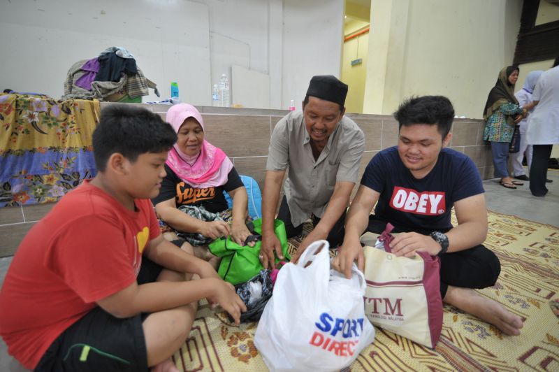 Fadhli Nordin (right) and his family are pictured at the Sungai Besar flood relief centre on November 6, 2017. — Picture by KE Ooi
