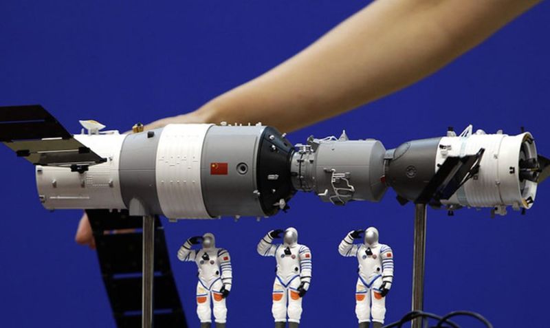 A model of the Tiangong-1 space lab module (left), the Shenzhou-9 manned spacecraft and three Chinese astronauts is displayed during a news conference at Jiuquan Satellite Launch Center, in Gansu province, China June 15, 2012. u00e2u20acu201d Reuters pic