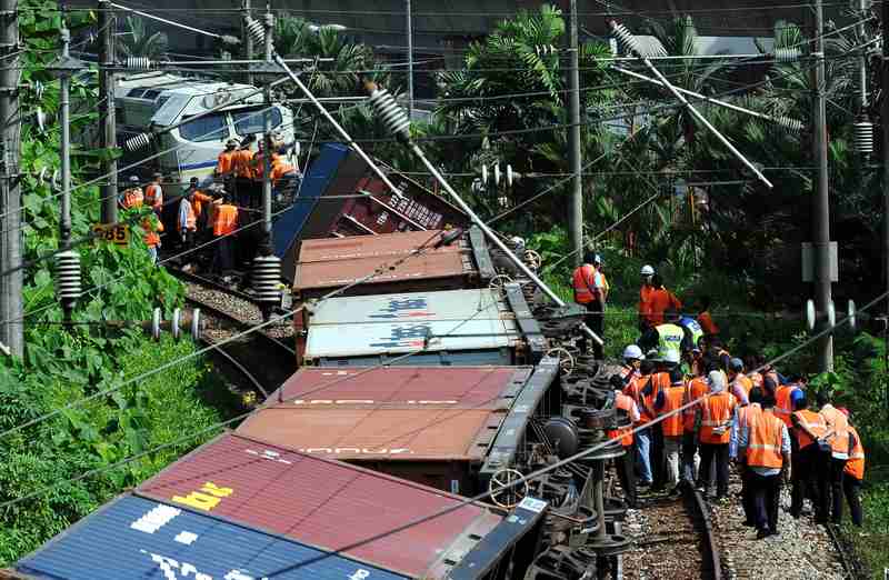 Unit jurutera KTMB membuat pemeriksaan terhadap tren kargo yang tergelincir di Stesen Bank Negara, 23 November 2017. u00e2u20acu2022 Foto Bernama
