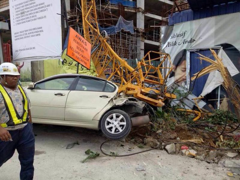 Kren yang tumbang di tapak pembinan di di Jalan Raja Muda Musa mengakibatkan dua kenderaan rosak, 9 November 2017. u00e2u20acu201d Foto ihsan Facebook/Amam Shah II