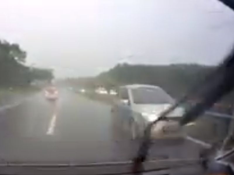 Paparan skrin menunjukkan kereta yang dipandu seorang warga emas secara melawan arus nyaris merempuh sebuah kenderaan. u00e2u20acu2022 Foto ihsan Facebook/Aman Shah II