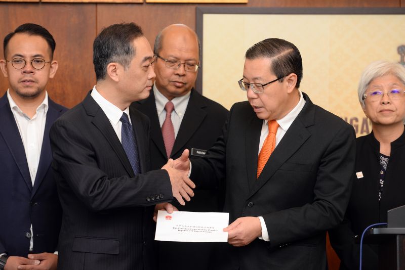 China consul general Wu Jing hands over the cheque to Penang Chief Minister Lim Guan Eng, November 10, 2017. u00e2u20acu2022 Picture by KE Ooi