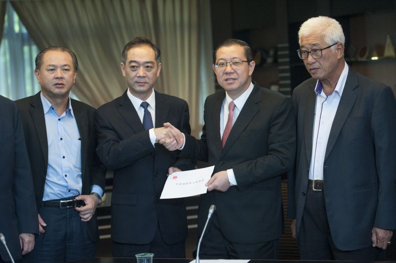 China Consul General Wu Jun (second left) handing over the cheque to Penang Chief Minister Lim Guan Eng, November 15, 2017. u00e2u20acu2022 Picture by KE Ooi