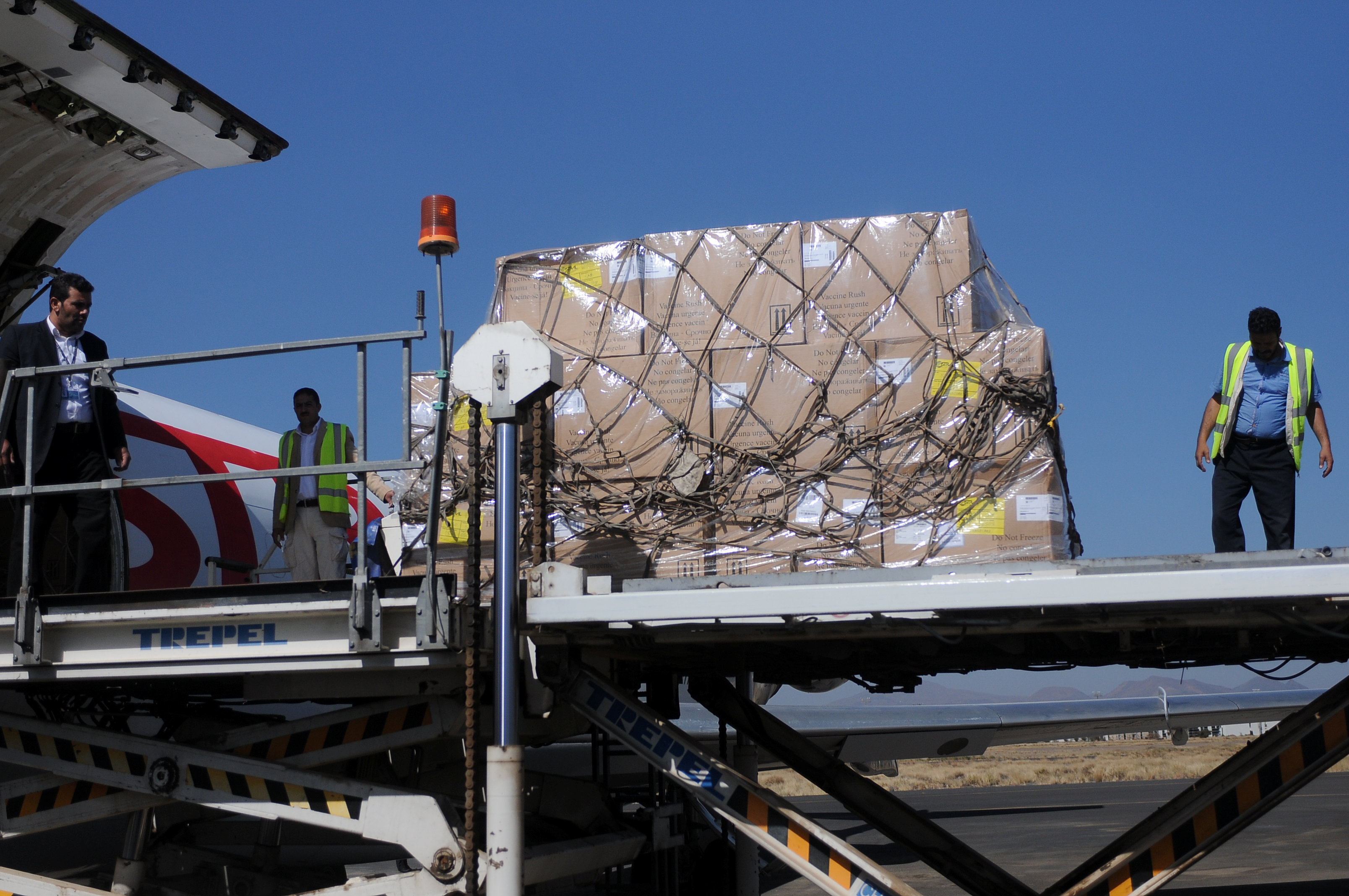 Workers unload aid shipment from a plane at the Sanaa airport, Yemen November 25, 2017. u00e2u20acu201d Reuters pic