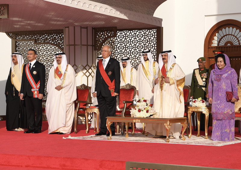 Prime Minister Datuk Seri Najib Tun Razak and his wife Datin Seri Rosmah Mansor stand with the King of Bahrain King Hamad Isa Al Khalifa for the countryu00e2u20acu2122s National Day celebrations at Sakhir Palace in Manama December 16, 2017. u00e2u20acu201d Bernama pic