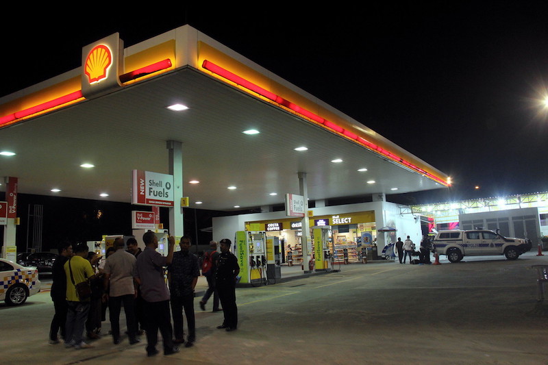Police personnel at the scene of the murder of a man in Taman Pelangi Johor, December 17, 2017. u00e2u20acu201d Bernama pic